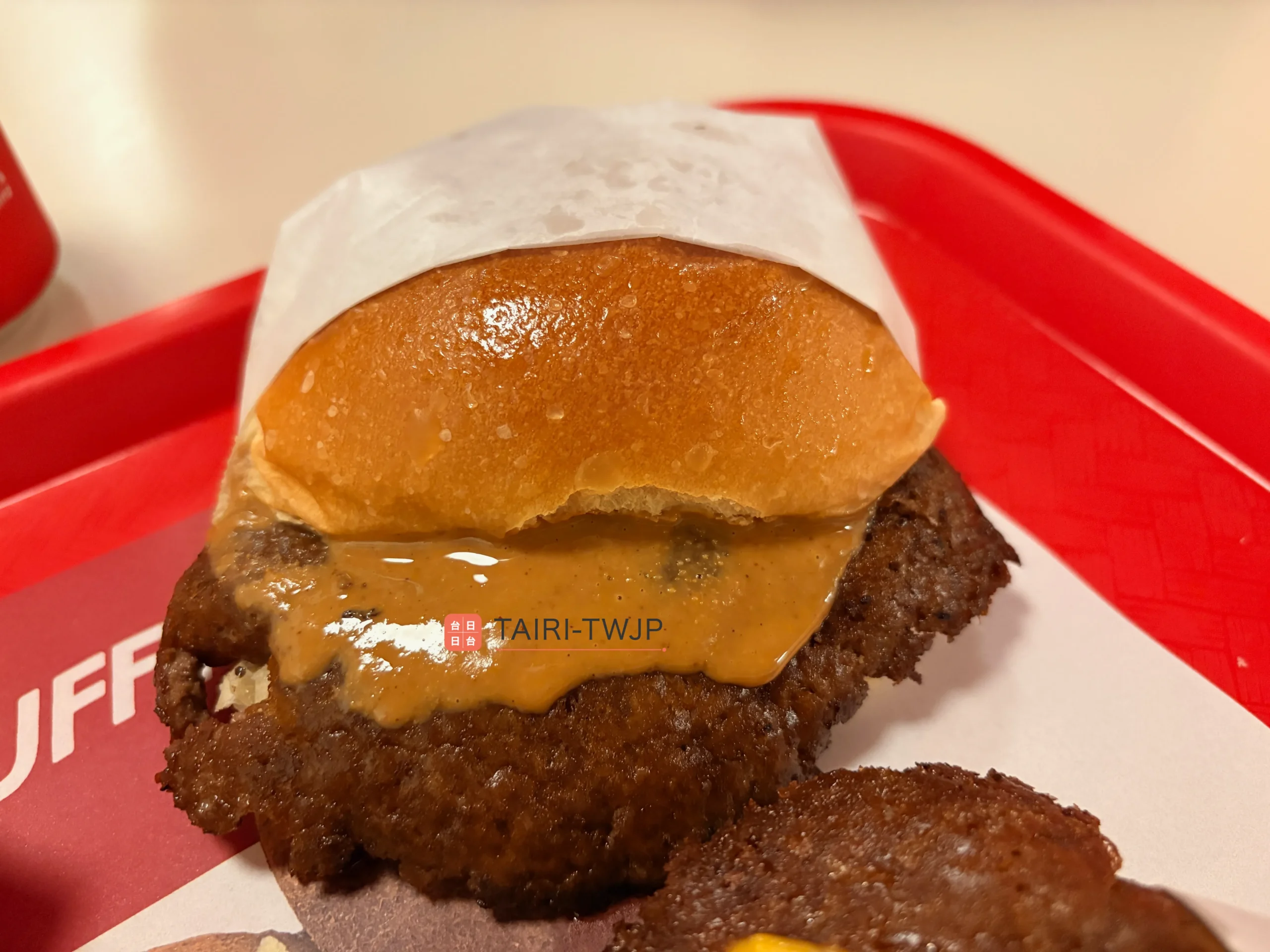 everywhere burger clubの濃厚なピーナッツバターがたっぷりかかったピーナッツバターバーガー