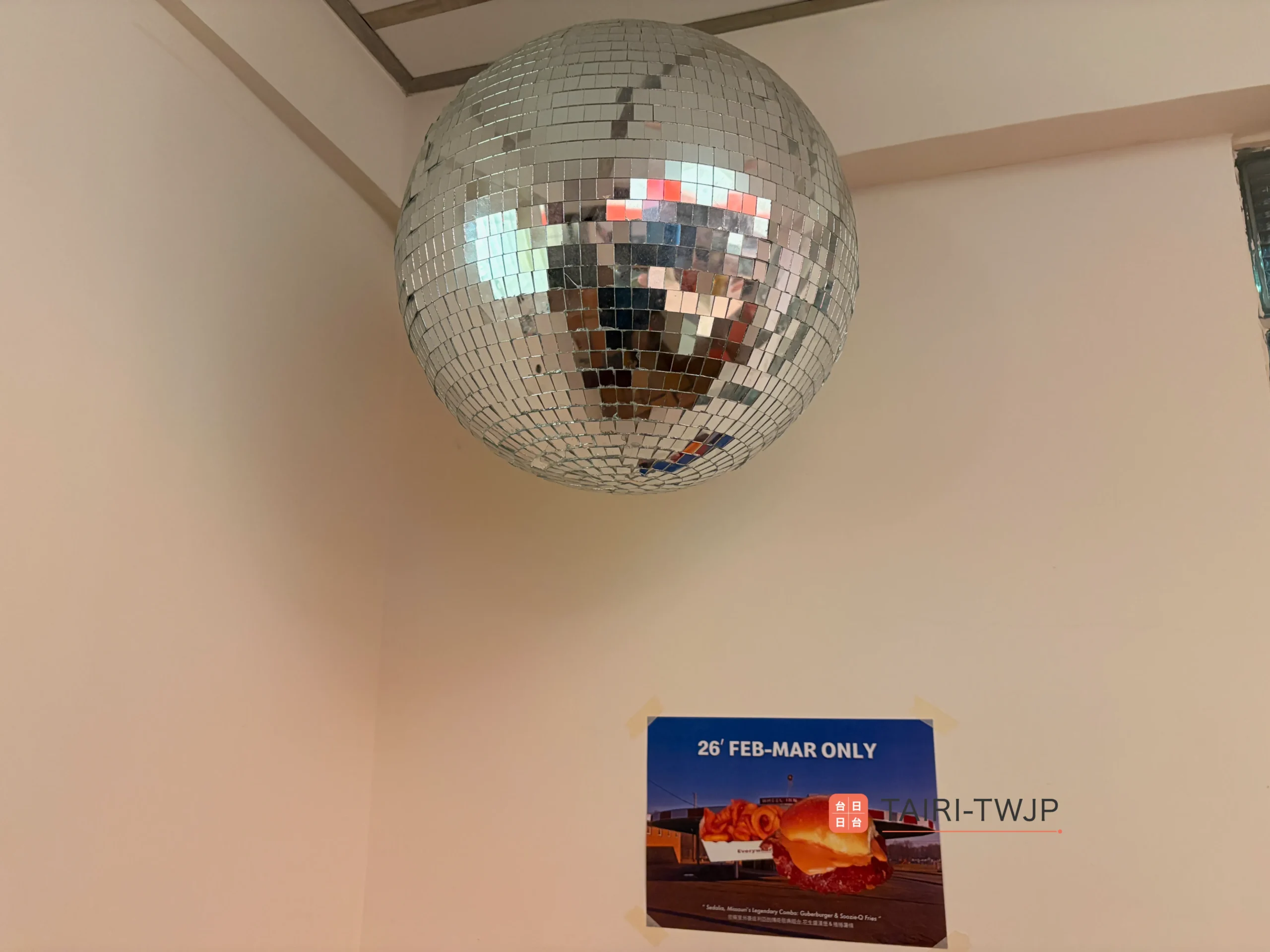 Everywhere Burger Club 漢堡俱樂部の店内にあるミラーボール