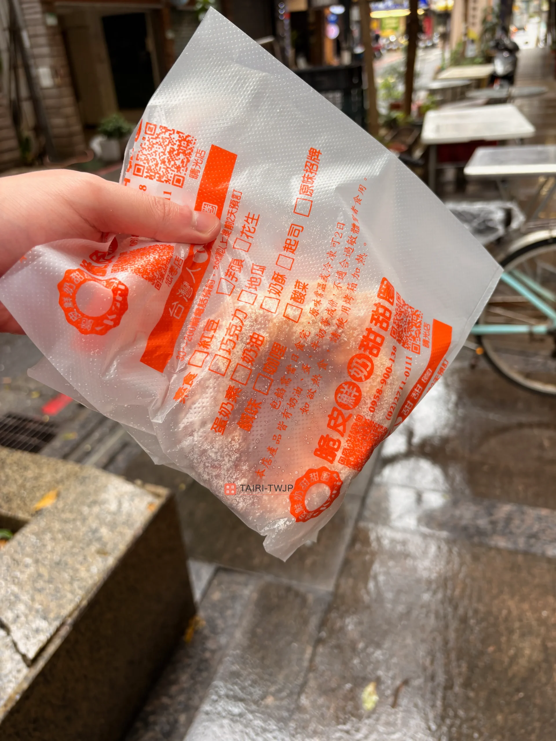 脆皮鮮奶甜甜圈のプレーン味のドーナツ（開封前）