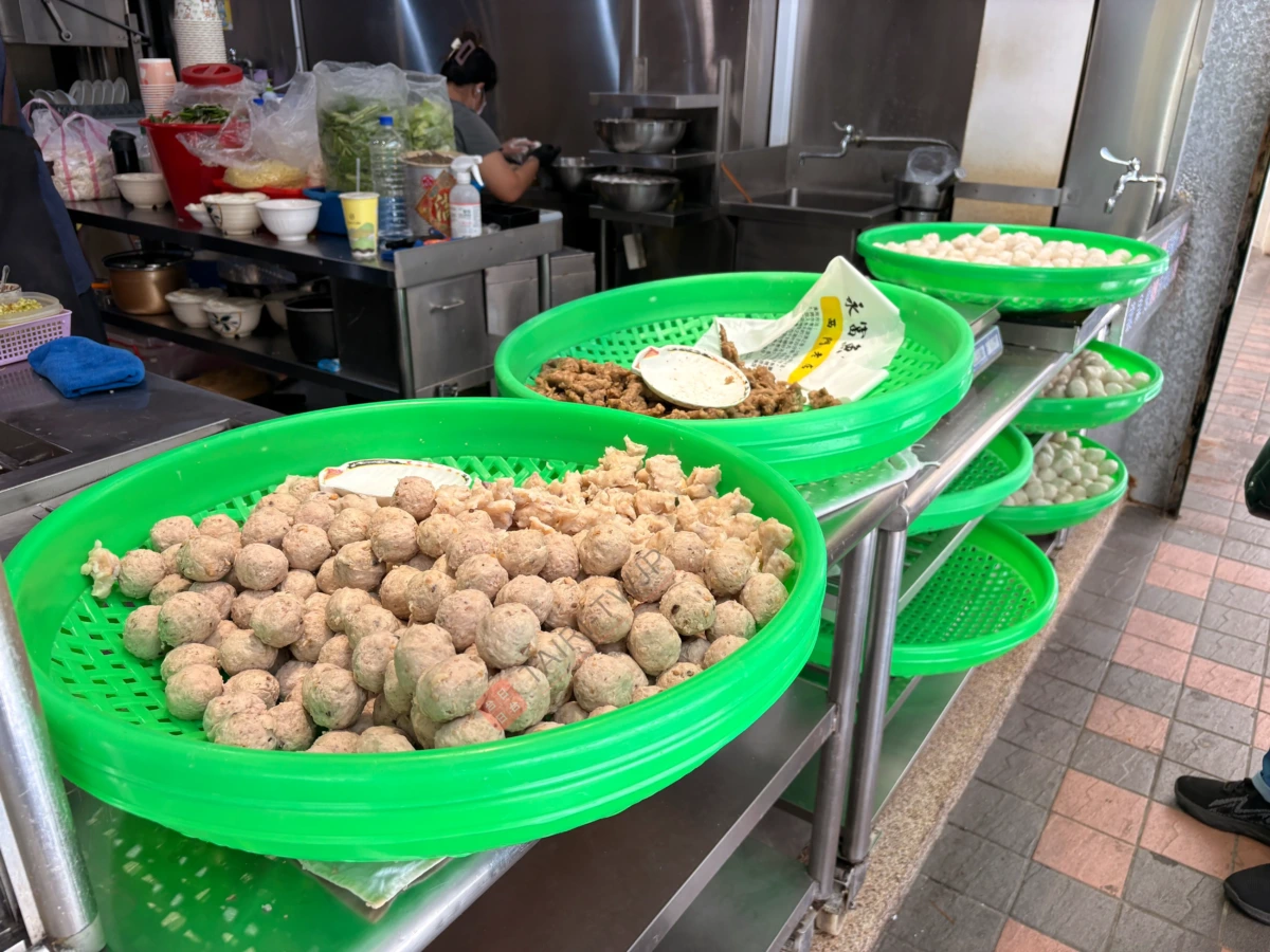 永富魚丸店の貢丸と厨房