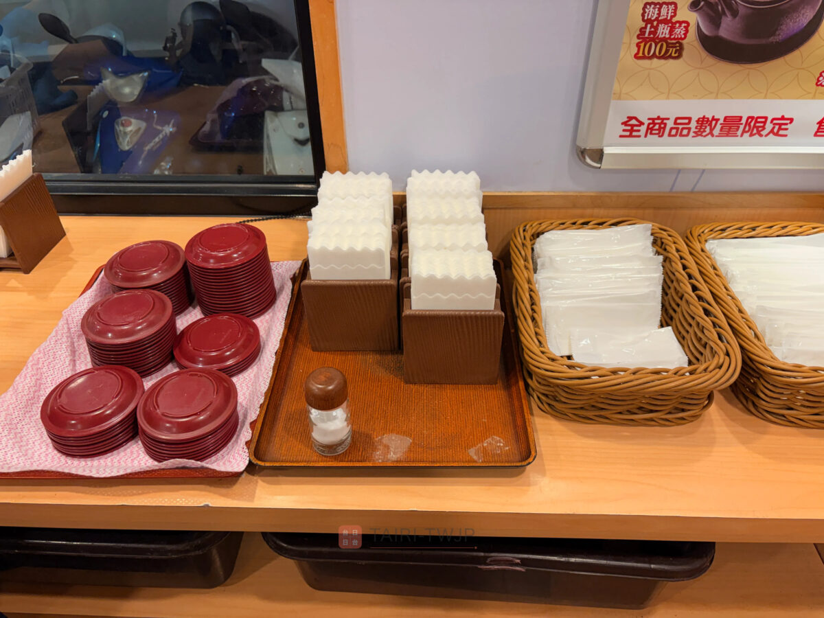 はま寿司民權中山店のお手拭き、醤油皿