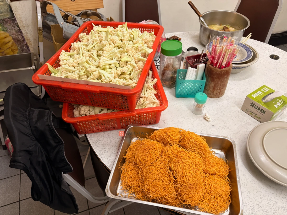 香港鴻圖燒臘の調理前のカリフラワーと麺