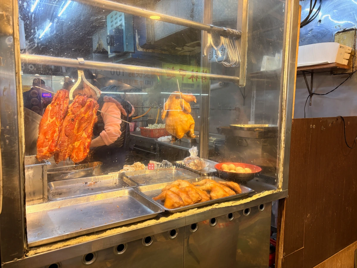 香港鴻圖燒臘の店前