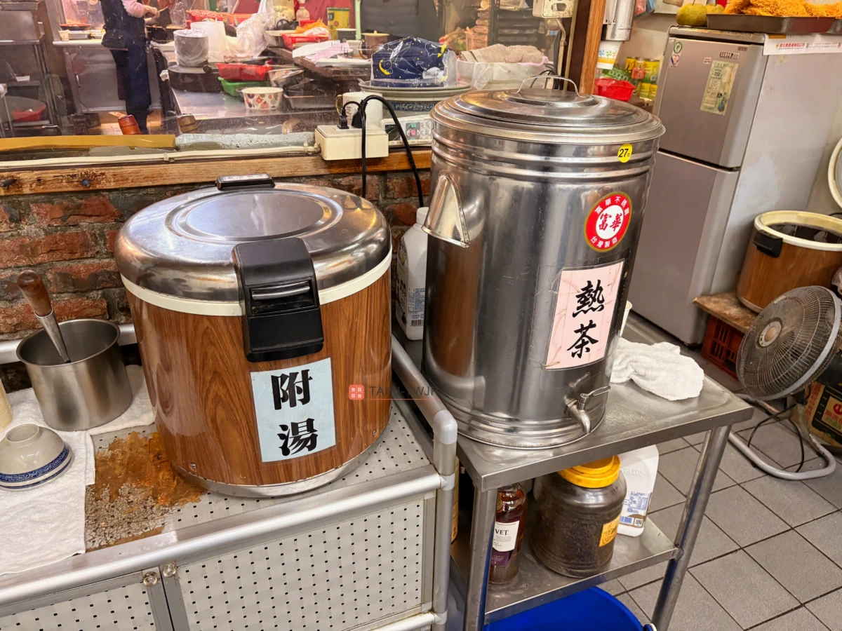 香港鴻圖燒臘のスープとお茶のサービス