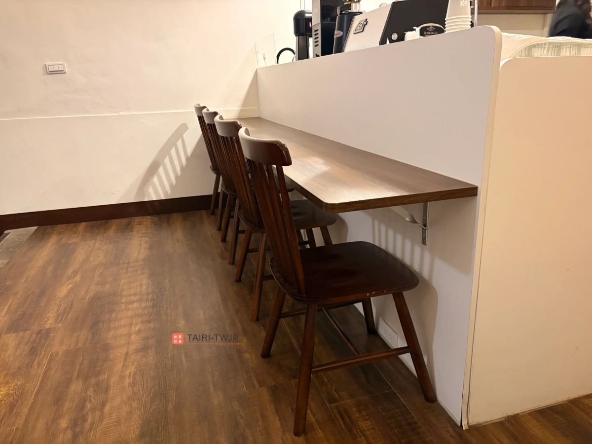 鐵木 Ironwood Coffeeの内観（木目調の床）