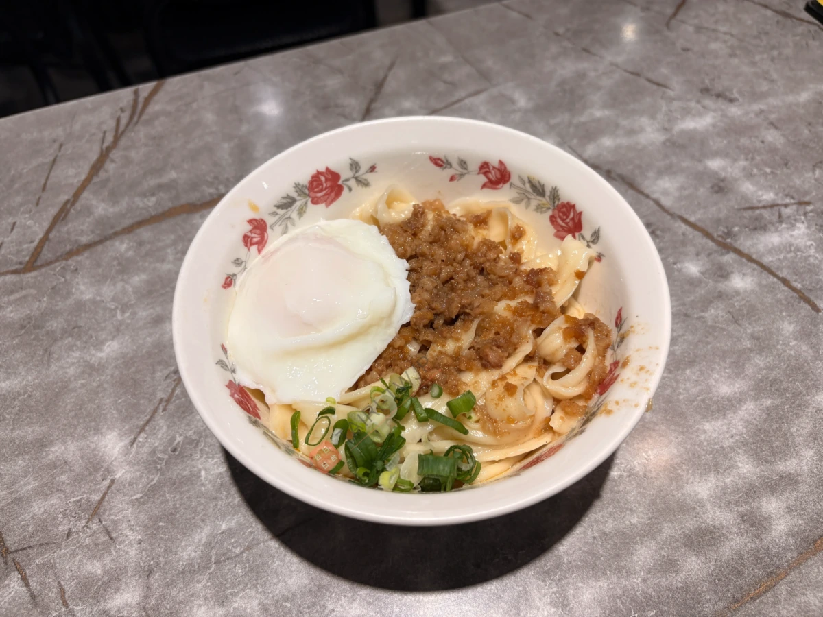 永富魚丸店の魯肉蛋包麵