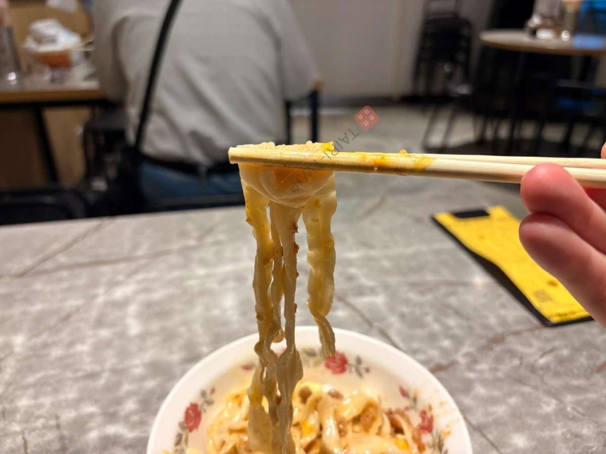 永富魚丸店の麺のアップの写真