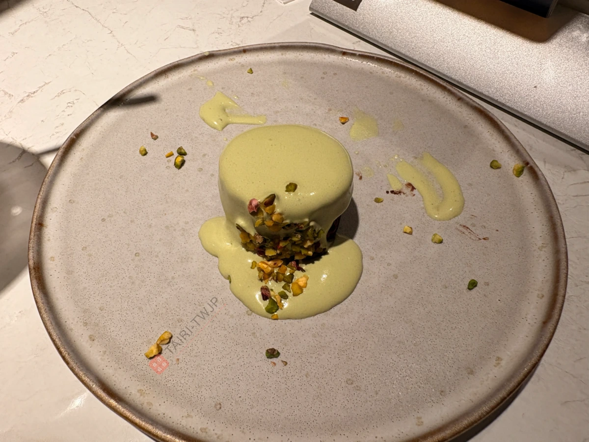 夏慕尼のピスタチオ雪崩ケーキ