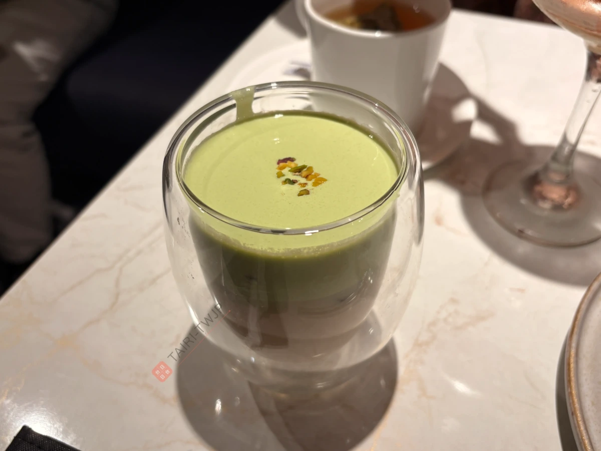 夏慕尼のピスタチオチーズフォーム烏龍ミルクティー