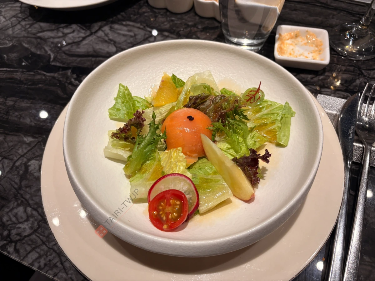 夏慕尼のスモークサーモンとチーズのサラダ