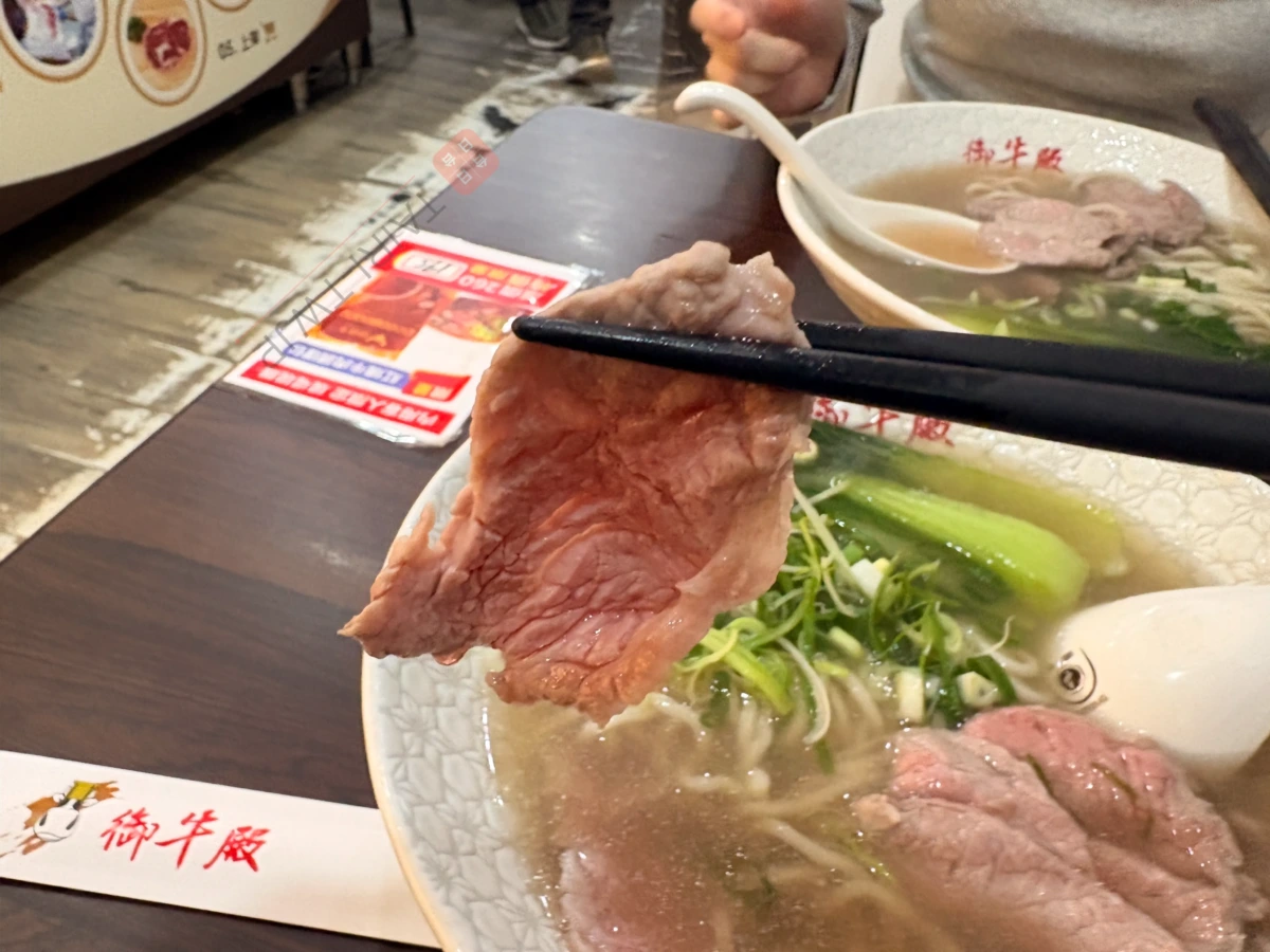 御牛殿麵食鍋物の清燉刺身沙朗牛肉麺のお肉のアップ写真